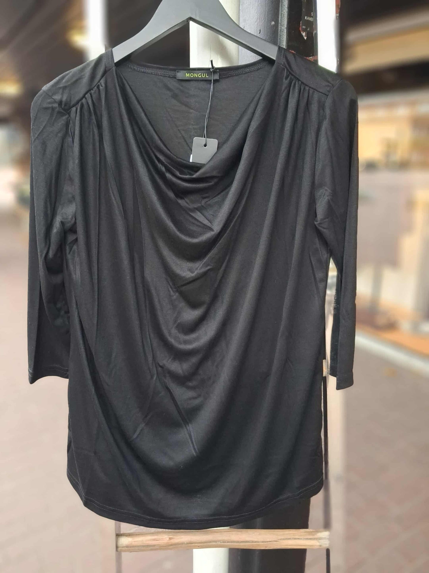 Mongul Overdel Jenka med waterfall hals satin i 2 farger