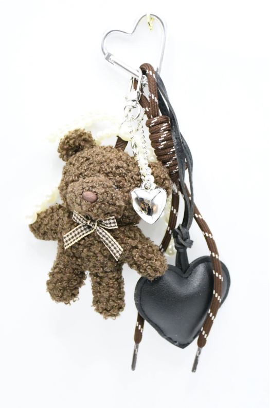 veskepynt- brown bear black heart